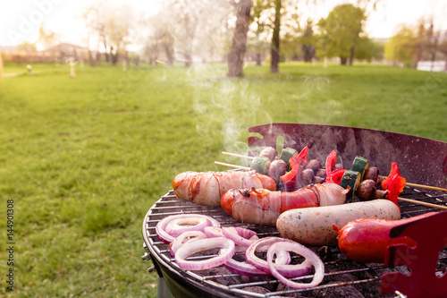 Plakat Piec na grillu z różnorodnym wyśmienicie grillem plenerowym, selekcyjna ostrość
