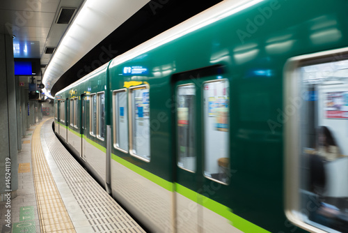 Plakat Wnętrze Tokio stacja metru z platformą dojeżdżającymi w Tokio i platformą, Japonia.