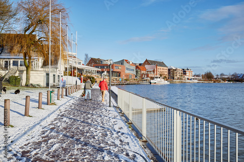 Plakat Wschodniofryzyjskie krajobrazy, portowa promenada portu wypoczynkowego w mieście Leer Ostfriesland