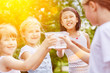 Gruppe Mädchen beim Wasser trinken im Sommer Gruppe Mädchen beim Wasser trinken im Sommer