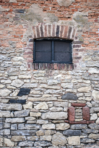 Sehr alte Steinmauer mit Fenster, Textur, Hintergrund, Textfreiraum
