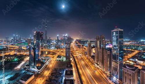 Zdjęcie XXL Dubai Downtown Towers Z Shiekh Zayed Road w jednej pięknej nocy panoramiczny widok