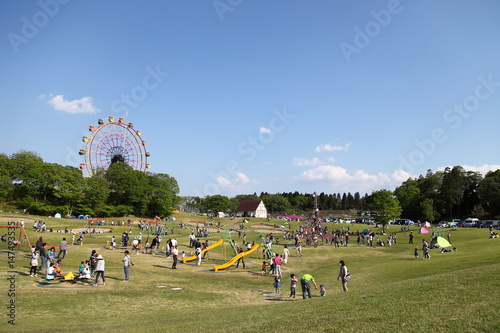 Zdjęcie XXL Country Farm Tokyo German Village to park rozrywki. Świetne miejsce na spędzenie czasu z rodziną w przyrodzie. Istnieje ogromny plac zabaw, obiekty dla dzieci, ogrody kwiatowe