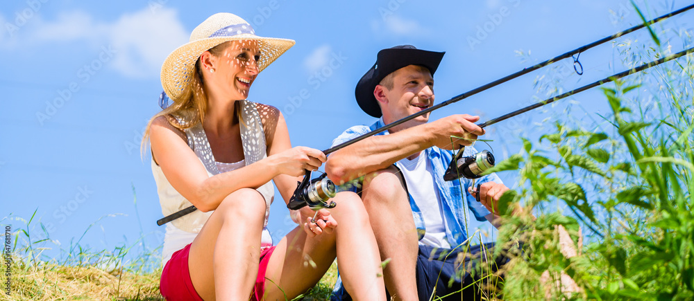 Paar, Frau und Mann, beim Angeln als Sport