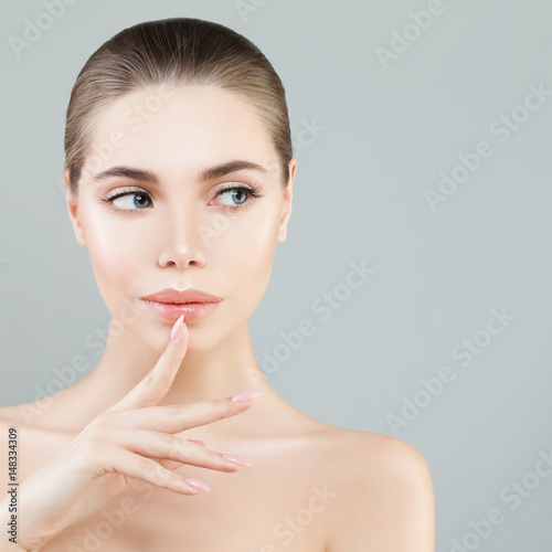 Plakat Młoda piękność. Ładny model kobiety z zdrowej skóry i naturalny makijaż nago