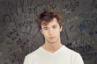 Teenager vor einer Wand mit Graffiti Teenager vor einer Wand mit Graffiti