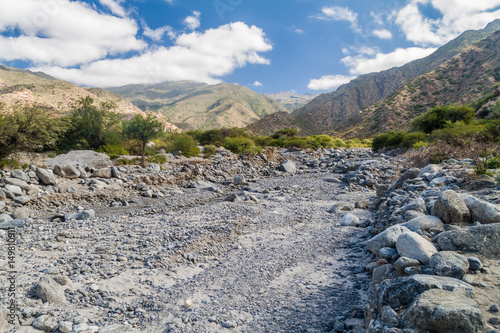 Plakat Sucha zatoczka blisko Quebrada Del Kolorado jaru blisko Cafayate, Argentyna