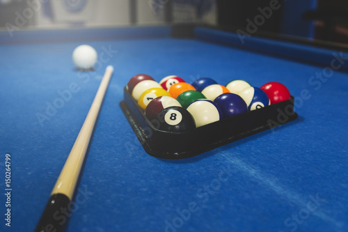 Fotoobraz na płótnie Kule bilardowe na niebieskim stole z bilardem, snooker, gra bilardowa.