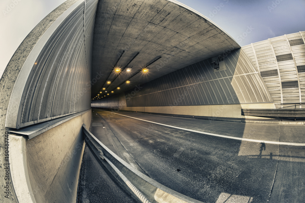 Tunnel Einfahrt auf Autobahn