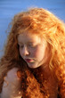 Portrait Teenager mit roten Haaren vertäumt und nachdenklich im Abendlicht am Wasser Portrait Teenager mit roten Haaren vertäumt und nachdenklich im Abendlicht am Wasser
