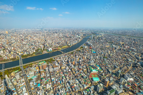 Plakat Widok z lotu ptaka Tokio miasto linia horyzontu, Sumida rzeki mosty i Asakusa teren od Tokio Skytree obserwatorium. Dzień. Tokio, Japonia.