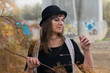 Mujer joven con sombrero junto al puente de cemento Mujer joven con sombrero junto al puente de cemento