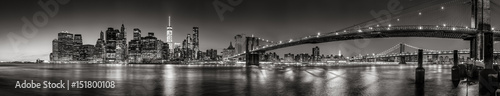 Obraz na płótnie Panoramiczny czarny i biały widok lower manhattan pieniężni gromadzcy drapacze chmur przy zmierzchem z mostem brooklyńskim i Wschodnią rzeką. Nowy Jork