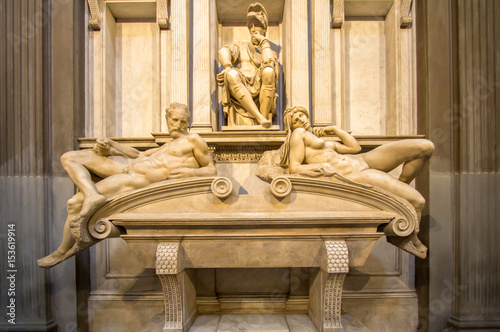 Zdjęcie XXL Grób Lorenzo II de Medici i poniżej leżące na sarkofagu dwie rzeźby "Dawn and Dusk", Florennce, Włochy