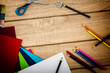 Schreibtisch mit Anspitzer, Tonpapier und Buntstiften von oben auf holz Schreibtisch mit Anspitzer, Tonpapier und Buntstiften von oben auf holz