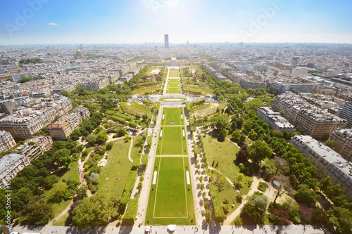 Fototapeta Blick vom Eiffelturm auf den Park Champ de Mars sowie die Skyline von Paris