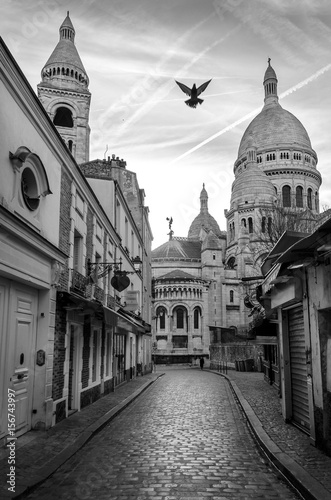 Fototapeta Sunrise over the Basilique du Sacré-Cœur de Montmartre - Paris, France.