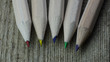Crayons de couleur sur bureau en bois Crayons de couleur sur bureau en bois