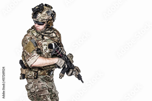 Fotoobraz na płótnie Elitarny członek rangersów US Army w mundurach bojowych z podwiniętymi rękawami koszuli, w kasku, okularach i goglach noktowizyjnych, odwracając się w akcji. Studio strzał, biały tło