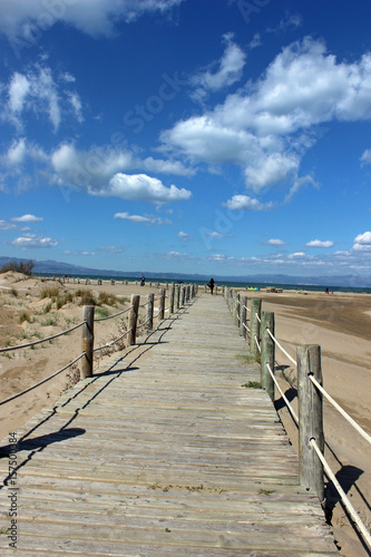 Fototapeta Puente de madera en la playa de Riumar (Delta del Ebro)