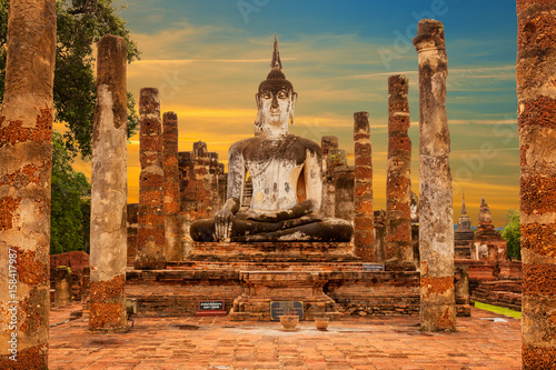 Zdjęcie XXL Ogromna Buddha statua przy zmierzchem. Wat Mahathat (świątynia). Park historyczny Sukhothai, Tajlandia. Światowego Dziedzictwa UNESCO.