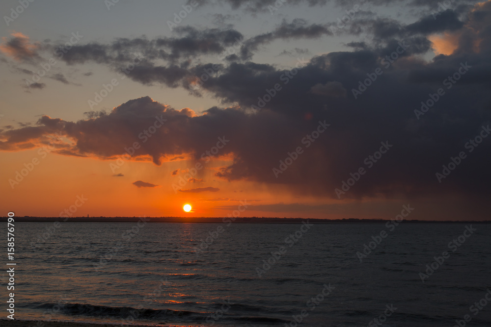 zonsondergang aan zee