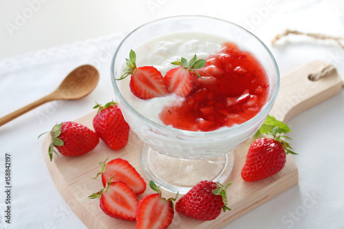 Plakat Jogurt truskawkowy Zdrowy jogurt ze świeżymi truskawkami i sosem truskawkowym