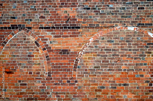 Backsteinmauer mit Bogen