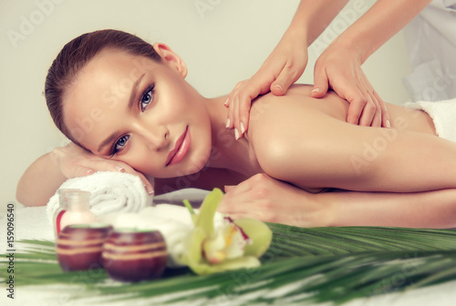 Plakat Masaż i pielęgnacja ciała. Zabieg masażu ciała. Kobieta o masaż w salonie spa dla pięknej dziewczyny