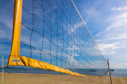 Plakat Selektywne focus siatkówki plażowej netto na plaży z jasnego i słonecznego nieba