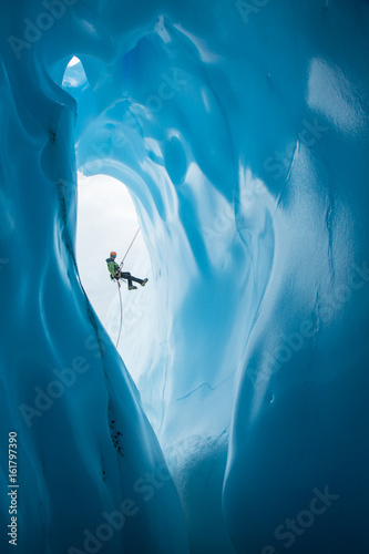 Plakat Obsługuje Rappelling za otwarciem błękita lodowa jama na Matanuska lodowu, Alaska