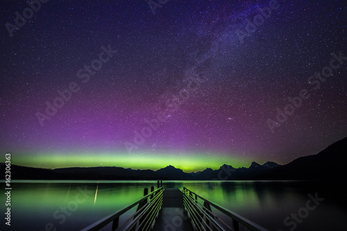 Fotoobraz na płótnie Northern Lights i Droga Mleczna nad jeziorem McDonald, Park Narodowy Glacier, Montana