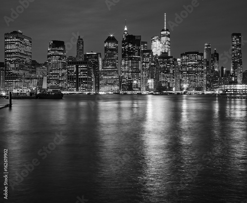 Plakat Manhattan linia horyzontu odbijał w Wschodniej rzece przy nocą, Miasto Nowy Jork, usa.