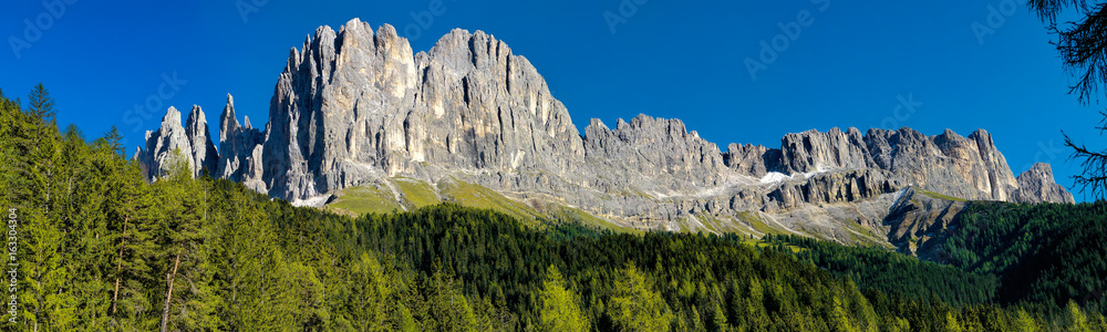 Panorama vom Rosengarten in den Dolomiten 