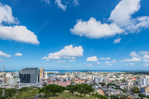 Plakat Port Louis Skyline - oglądany z fortu Adelaide wzdłuż Oceanu Indyjskiego w stolicy Mauritiusa