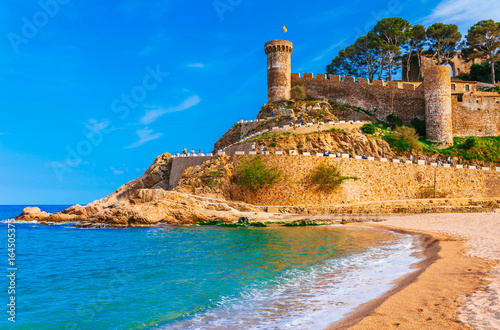 Zdjęcie XXL Morze krajobraz Badia zatoka w Tossa De Mar w Girona, Catalonia, Hiszpania blisko Barcelona. Antyczny średniowieczny kasztel z ładną piasek plażą i jasną błękitne wody. Znane miejsce turystyczne na Costa Brava