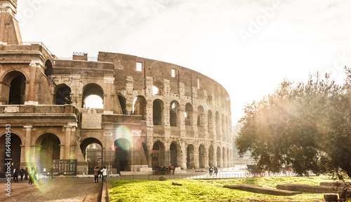 Zdjęcie XXL Sławny punkt zwrotny Colosseum w rocznika stylu i światło słoneczne skutku.