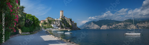 Zdjęcie XXL Malcesine waterfront z widokiem na zamek i żaglówki - format panoramiczny