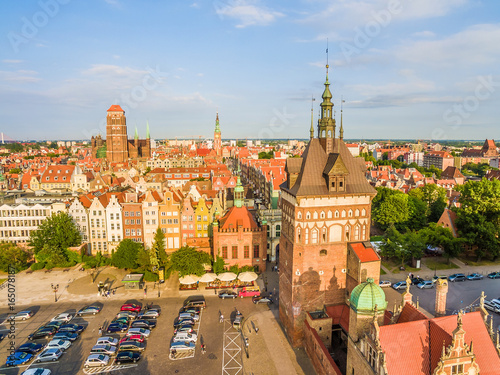 Zdjęcie XXL Gdańsk - stare miasto. Krajobraz miasta z Wieża Więzienną i Bazylika Mariacką widoczna w oddali.
