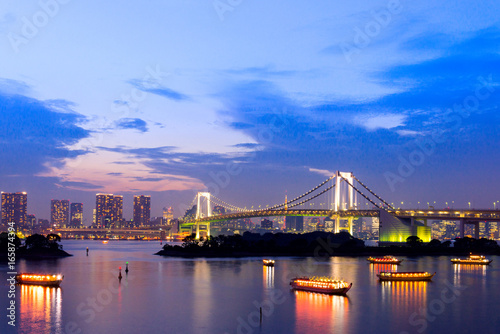 Plakat zachód słońca zmierzchu tokio skyline, z cityscape i Rainbow Bridge w Odaiba Seaside Park, Odiaba, Tokio, Japonia
