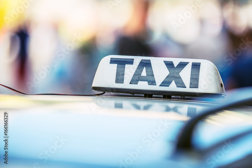 Zdjęcie XXL Taksówki czekają pasażerów w mieście. Światło taksówki w kabinie samochodu gotowego do transportu pasażerów