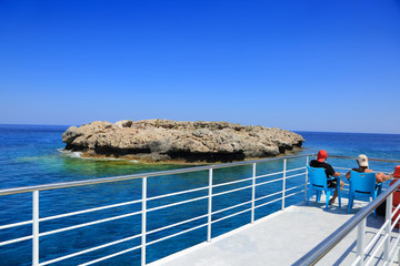 Piękny widok z pokładu statku pasażerskiego na wyspę na morzu Śródziemnym.