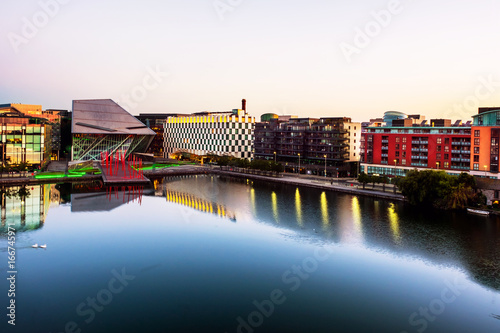 Zdjęcie XXL Dublin, Irlandia. Widok z lotu ptaka kanał grande przy wschodem słońca