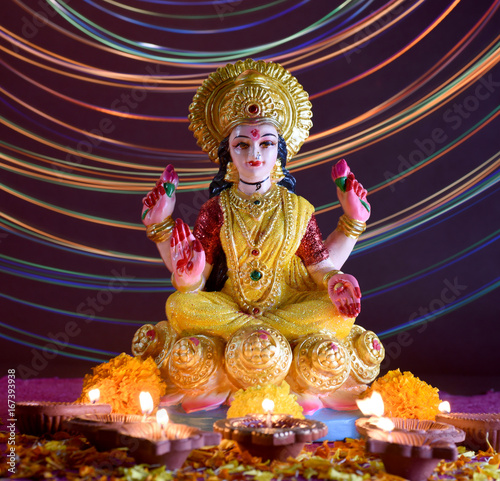 Zdjęcie XXL Lakshmi - hinduska bogini, bogini Lakshmi. Bogini Lakszmi podczas obchodów Diwali. Indian Hindu Light Festival zwany Diwali