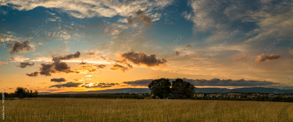 Sonnenuntergang mit Wolken