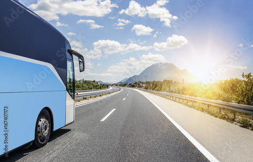 Fotoobraz na płótnie Autobus pędzi wzdłuż asfaltowej autostrady szybkiego ruchu.