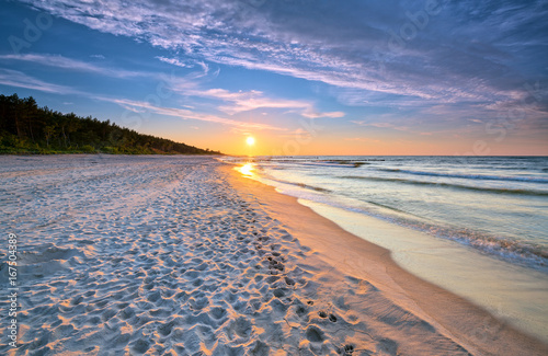 Plakat Zachód słońca na plaży nad Morzem Bałtyckim. HDR - wysoki zakres dynamiki
