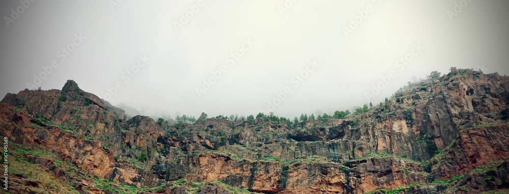 Bergkette in den Wolken