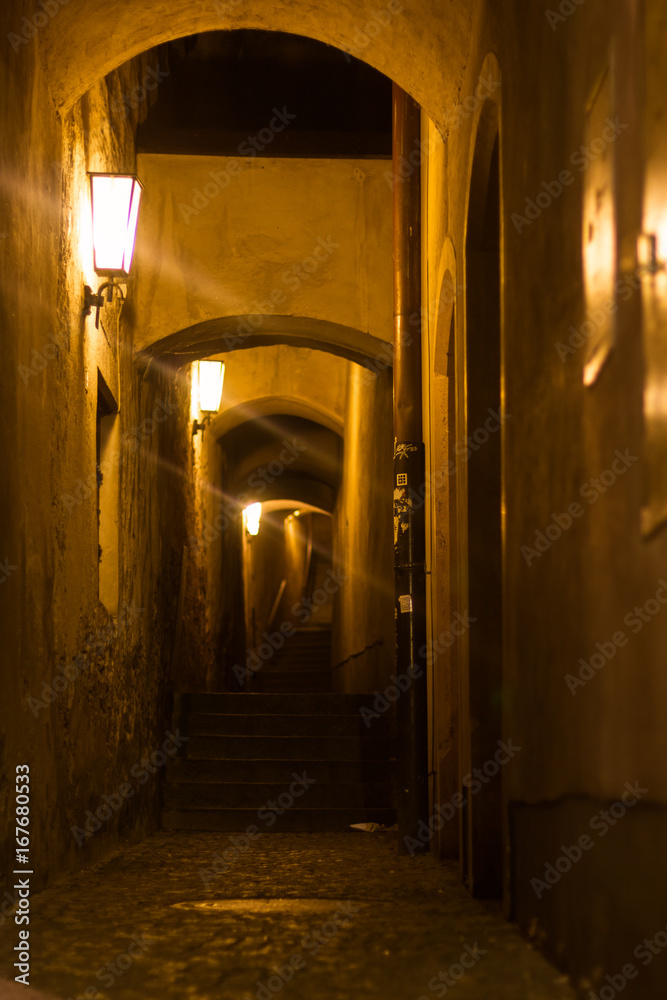 Eine enge Gasse in der Nacht, Steyr, Austria,