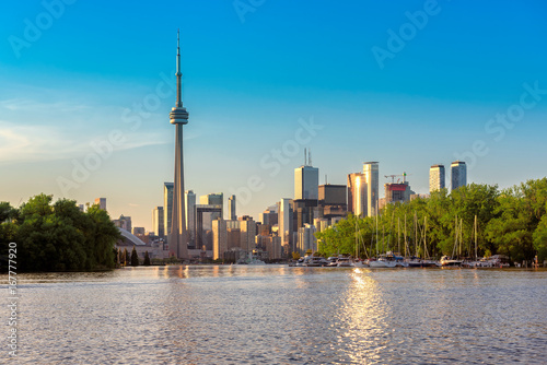 Plakat Toronto miasta linia horyzontu od centrum wyspy przy zmierzchem, Ontario, Kanada